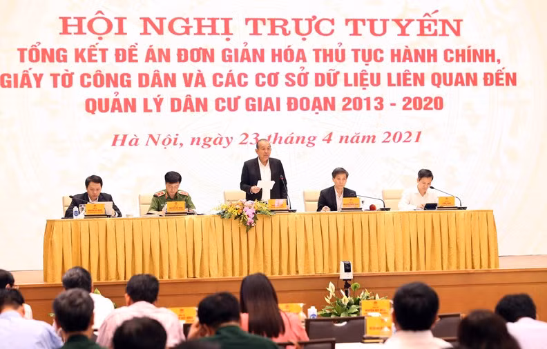 Hội nghị trực tuyến Tổng kết đề án đơn giản hóa thủ tục hành chính, giấy tờ công dân và các cơ sơ dữ liệu liên quan đến quản lý dân cư giai đoạn 2013-2020. Ảnh: VGP.