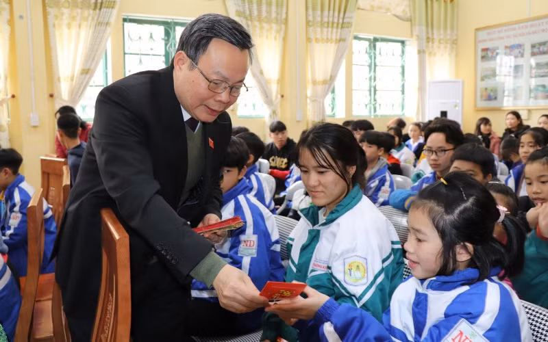 Phó Chủ tịch Quốc hội Phùng Quốc Hiển tặng quà Tết tại Yên Bái -0