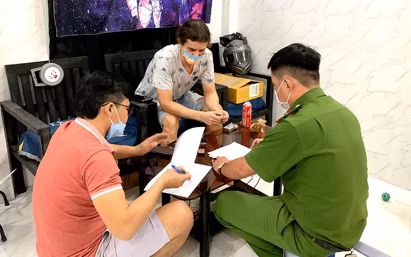 Lực lượng Công an phường Hàm Tiến làm việc với Shedko Dmitri (quốc tịch Nga, mặc áo thun sáng), đối tượng trồng, sản xuất, bào chế cần sa trái phép.