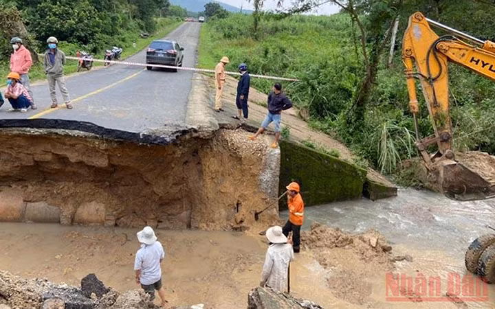 Đường bị nước cuốn trôi trên Quốc lộ 29 qua xã Sơn Giang, huyện Sông Hinh, Phú Yên (Ảnh: Trình Kế).