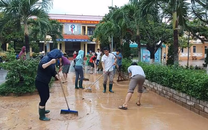 Các trường học ở vùng lũ Quảng Trị dọn dẹp để đón học sinh đi học trở lại sau lũ. Ảnh: LÂM QUANG HUY
