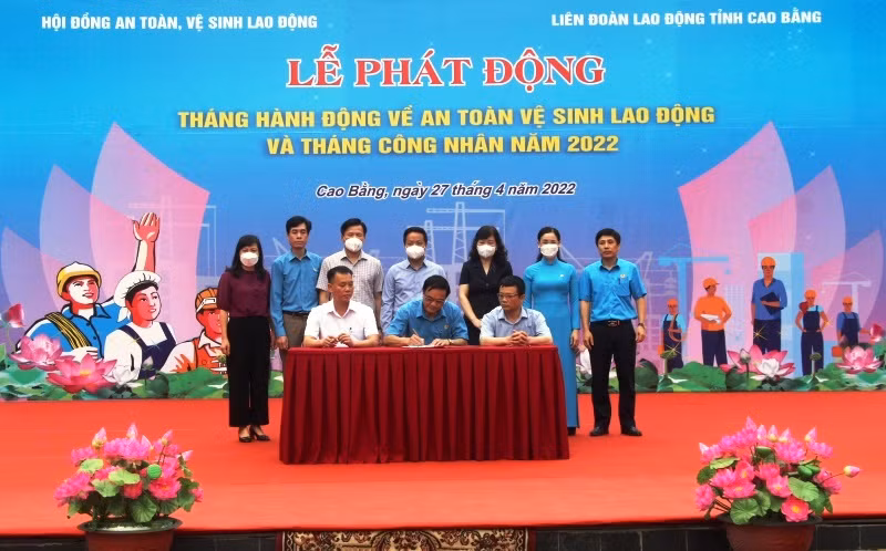 Các doanh nghiệp tại Cao Bằng ký cam kết bảo đảm an công tác an toàn vệ sinh lao động.
