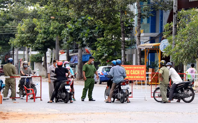 Một chốt kiểm soát dịch của TP Phan Thiết kiểm soát người, phương tiện ra vào phường Hưng Long sau khi địa bàn phát hiện nhiều ca mắc Covid-19.