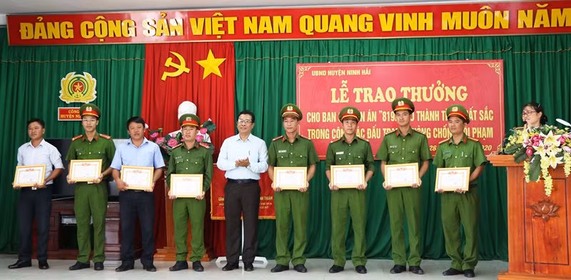 Chủ tịch UBND huyện Ninh Hải Nguyễn Thành Phú trao giấy khen, tặng hai tập thể và chín cá nhân có thành tích xuất sắc trong công tác phá vụ án tại xã Thanh Hải. 