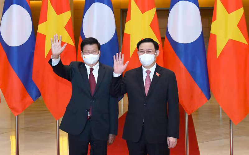 Chủ tịch Quốc hội Vương Đình Huệ và Tổng Bí thư, Chủ tịch nước Lào Thongloun Sisoulith tại lễ đón. Ảnh: Duy Linh.
