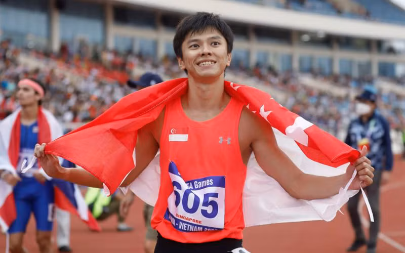 Luật sư Tan Zong Yang mang về tấm Huy chương lịch sử cho điền kinh Singapore (Ảnh: The Straits Times)