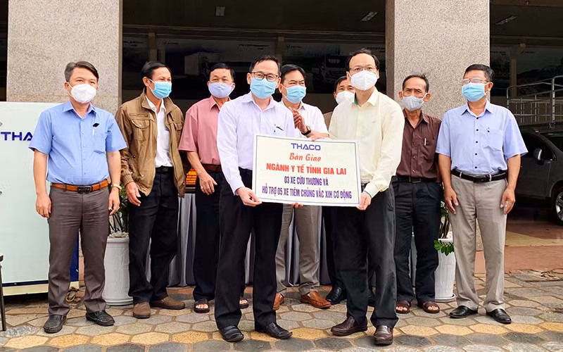 Đại diện THACO trao biển tượng trưng cho lãnh đạo Sở Y tế Gia Lai. (Ảnh: Như Nguyện)
