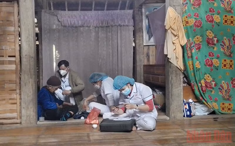 Cán bộ Trung tâm Y tế huyện Bạch Thông tiêm vaccine lưu động cho người dân. 