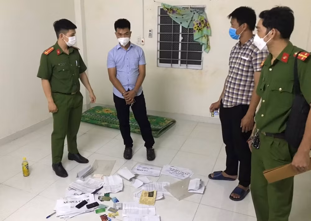 Lực lượng công an khám xét nơi ở đối tượng Trần Danh Tường.