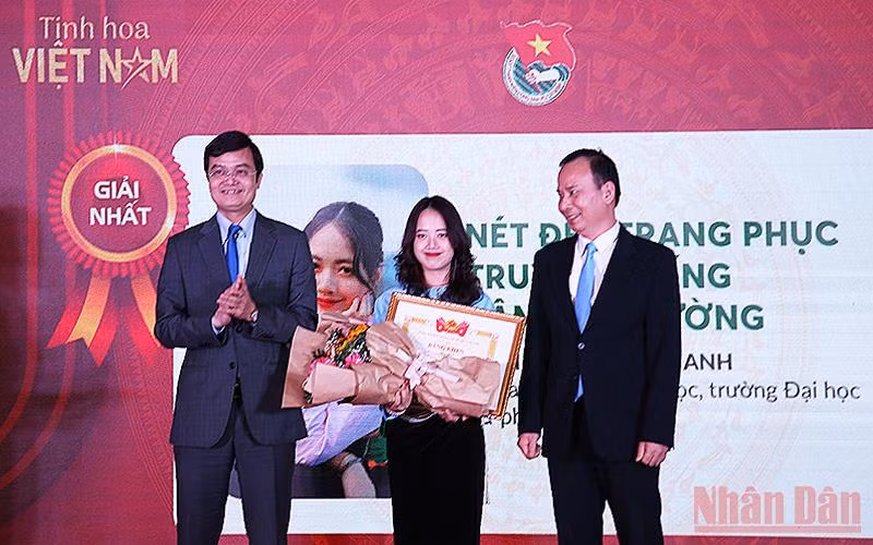 Đồng chí Bùi Quang Huy, Ủy viên dự khuyết Trung ương Đảng, Bí thư thường trực Trung ương Đoàn, Chủ tịch Hội Sinh viên Việt Nam (bên trái) trao giải nhất tặng tác giả Bùi Mai Anh. 