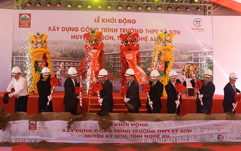 Tổ chức khởi động xây dựng công trình Trường Trung học phổ thông Kỳ Sơn. 