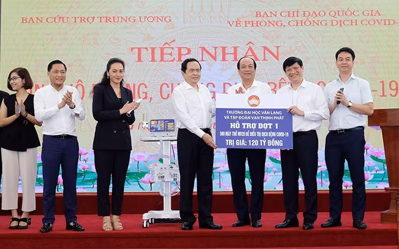 Đồng chí Trần Thanh Mẫn; đồng chí Mai Tiến Dũng và đồng chí Nguyễn Thanh Long tiếp nhận ủng hộ 500 máy thở MV20 phục vụ phòng chống dịch Covid-19. (Ảnh: Bộ Y tế)