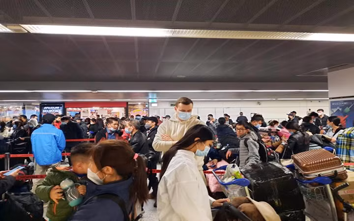 Công dân Việt Nam ở Đông Âu chờ làm thủ tục lên máy bay về nước.