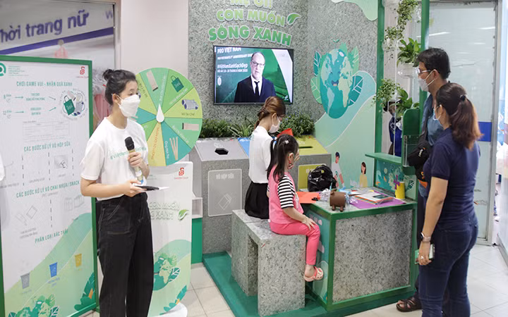 Người dân Thành phố Hồ Chí Minh tham gia Ngày hội tái chế với chủ đề "Mẹ ơi! Con muốn sống xanh".