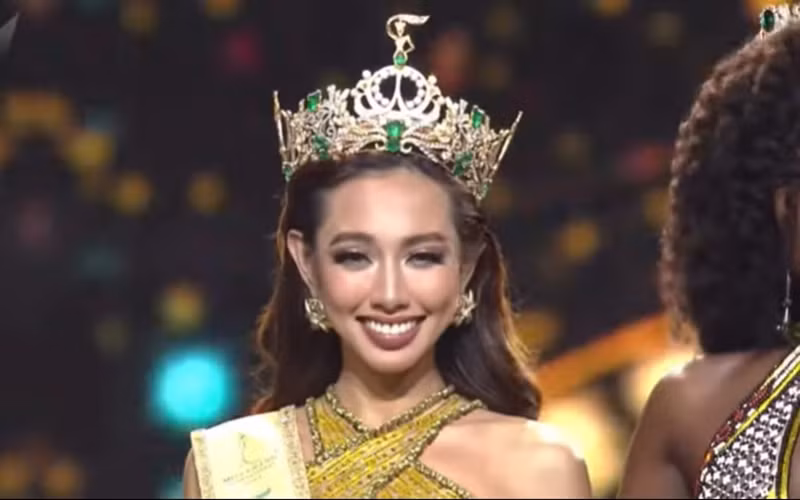 Nguyễn Thúc Thùy Tiên đăng quang Miss Grand International 2021. (Ảnh chụp màn hình)