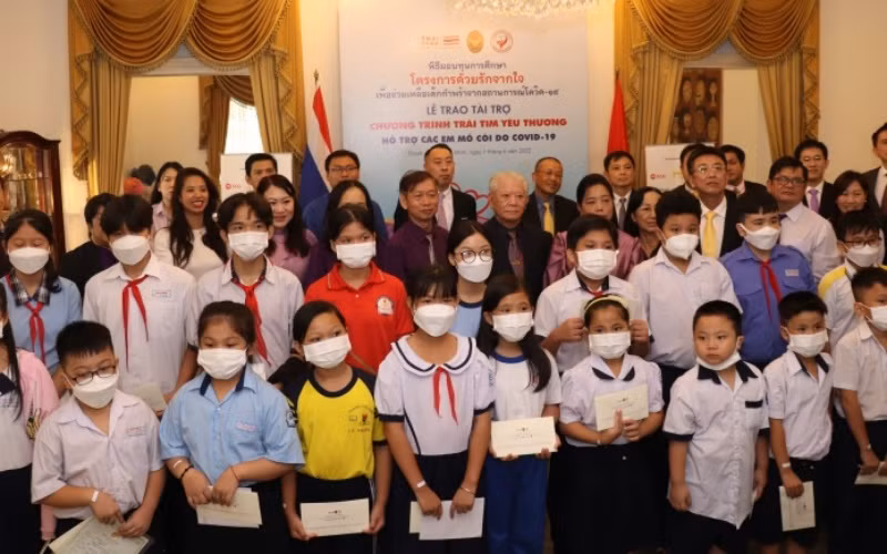 Bà Wiraka Mooddhitaporn và các đại biểu trao học bổng cho các em.