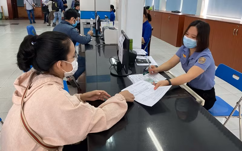 Nhân viên Sài Gòn giải quyết đổi trả vé cho hành khách.