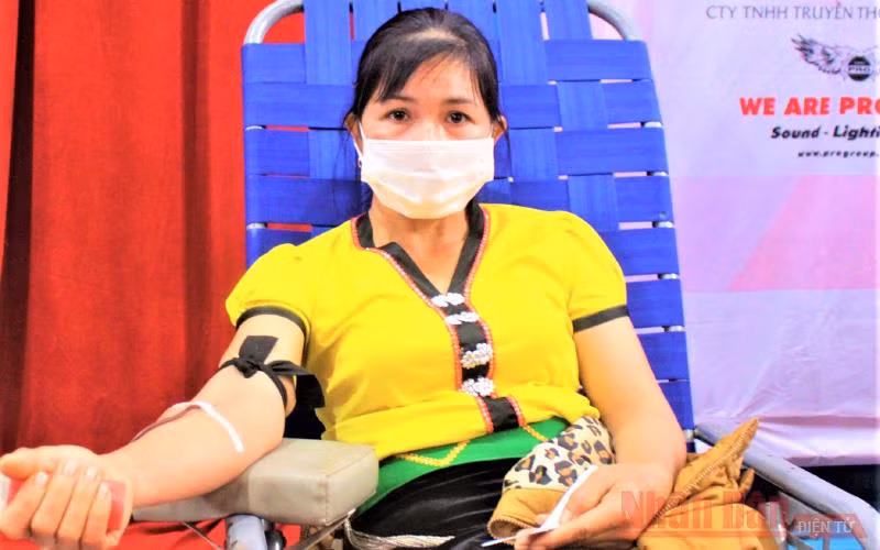 Người dân huyện Ea Kar tham gia hiến máu tình nguyện.