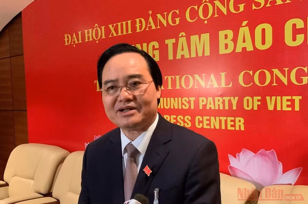 Bộ trưởng Giáo dục và Đào tạo Phùng Xuân Nhạ trả lời phỏng vấn báo chí bên lề Đại hội Đảng lần thứ XIII.