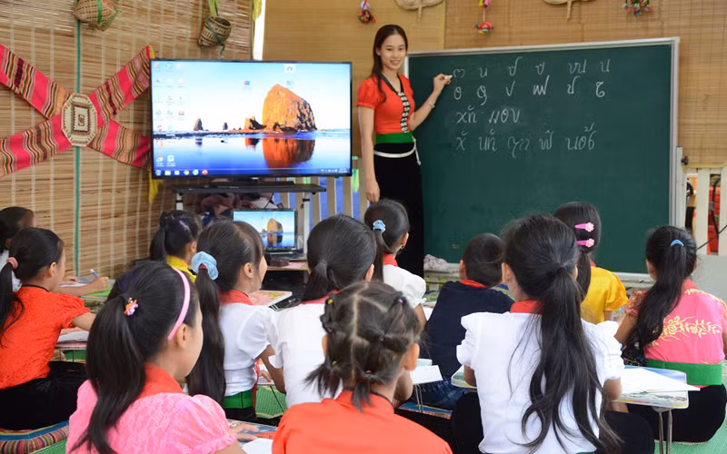 Một lớp dạy chữ Thái cho học sinh thị xã Nghĩa Lộ trong giờ ngoại khóa.