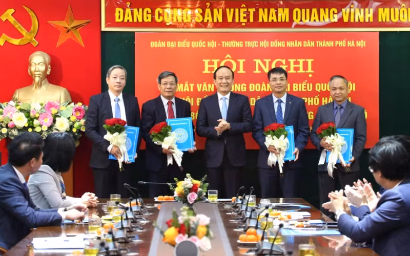 Chủ tịch HĐND thành phố Hà Nội trao các quyết định bổ nhiệm lãnh đạo Văn phòng Đoàn đại biểu Quốc hội và HĐND thành phố. 