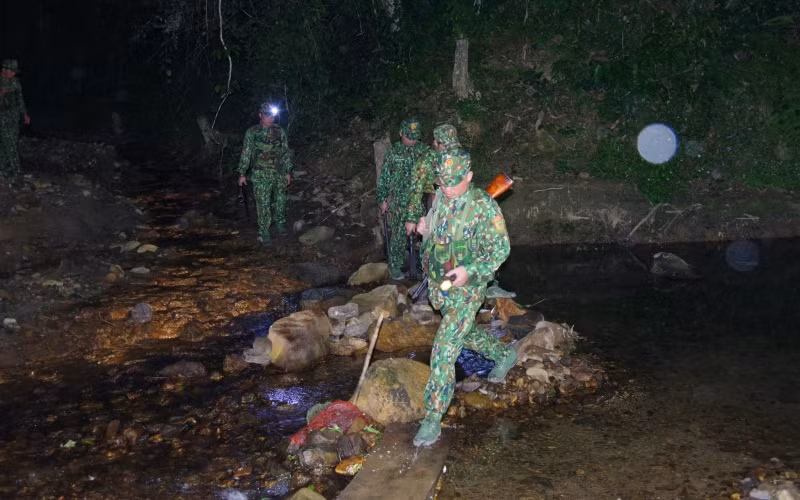 Cán bộ, chiến sĩ chốt số 4, thuộc đồn Biên phòng cửa khẩu quốc tế Nậm Cắn tuần tra trong đêm.