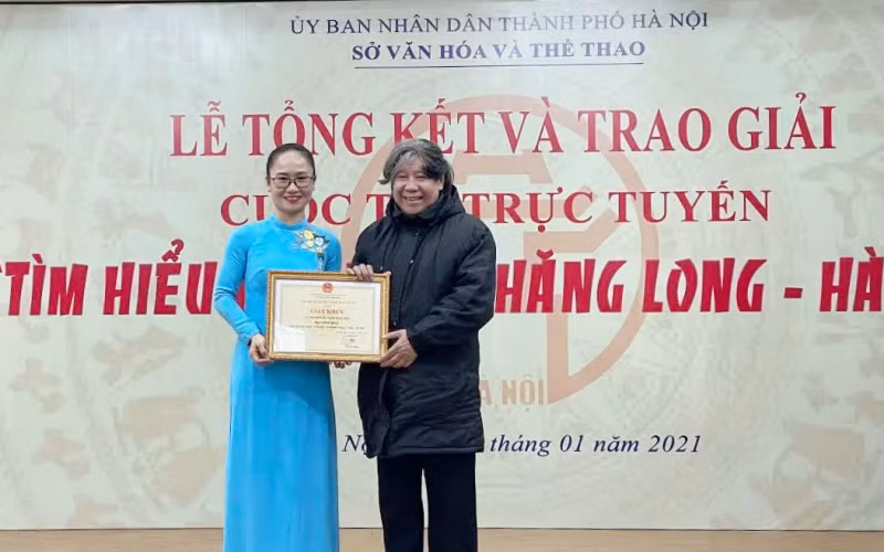 Ban Tổ chức trao giải Nhất tập thể cho đại diện UBND huyện Đông Anh.