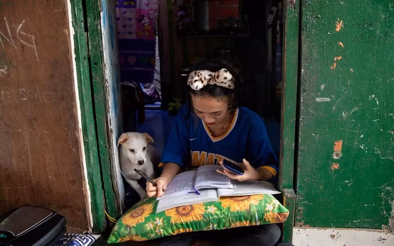 Cô bé lớp 9 Annie Sabino 16 tuổi hoàn thành bài tập về nhà trong bối cảnh trường học ở Philippines đóng cửa trong đợt bùng phát dịch bệnh Covid-19 ở Manila, ngày 6/1/2021. (Ảnh: Reuters)