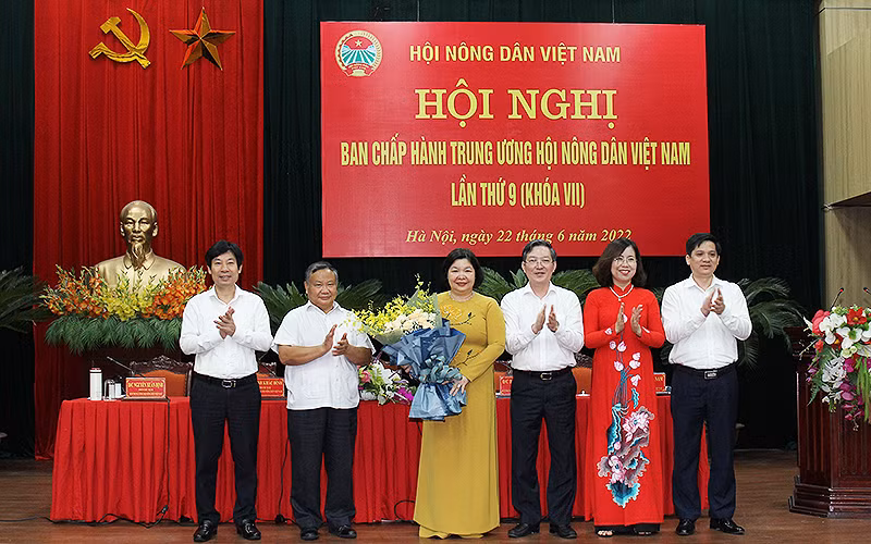 Đồng chí Lương Quốc Đoàn, Ủy viên Trung ương Đảng, Chủ tịch Trung ương Hội Nông dân Việt Nam (thứ 3 từ phải sang) và đại diện lãnh đạo Trung ương Hội Nông dân Việt Nam trao hoa chúc mừng tân Phó Chủ tịch Trung ương Hội Nông dân Việt Nam Cao Xuân Thu Vân (áo vàng trong ảnh).