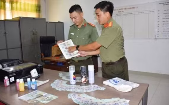 Cơ quan điều tra thu giữ nhiều tang vật sử dụng để làm tiền giả.
