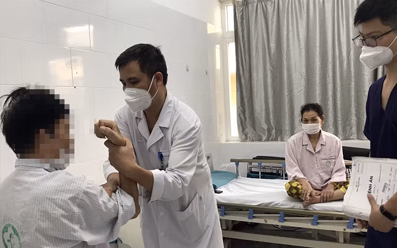 Bác sĩ Nguyễn Trung Nguyên đánh giá chức năng vận động cho bệnh nhân.