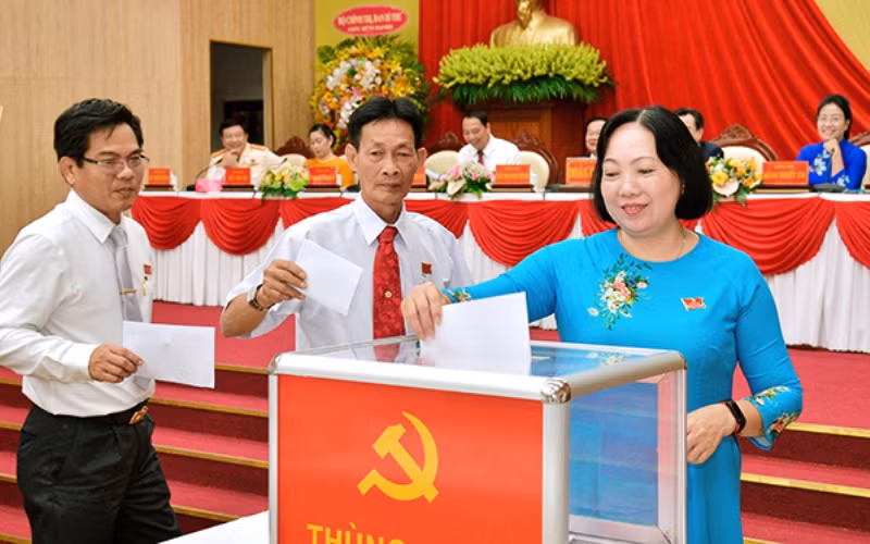 Các đại biểu bỏ phiếu bầu Ban Chấp hành Đảng bộ tỉnh, nhiệm kỳ 2020 - 2025.