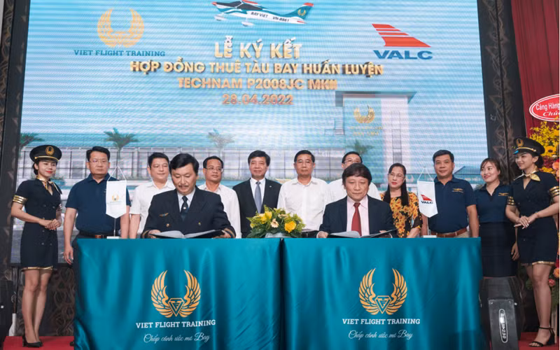 Đại diện Bay Việt và đại diện VALC ký hợp đồng thuê 2 tàu bay.