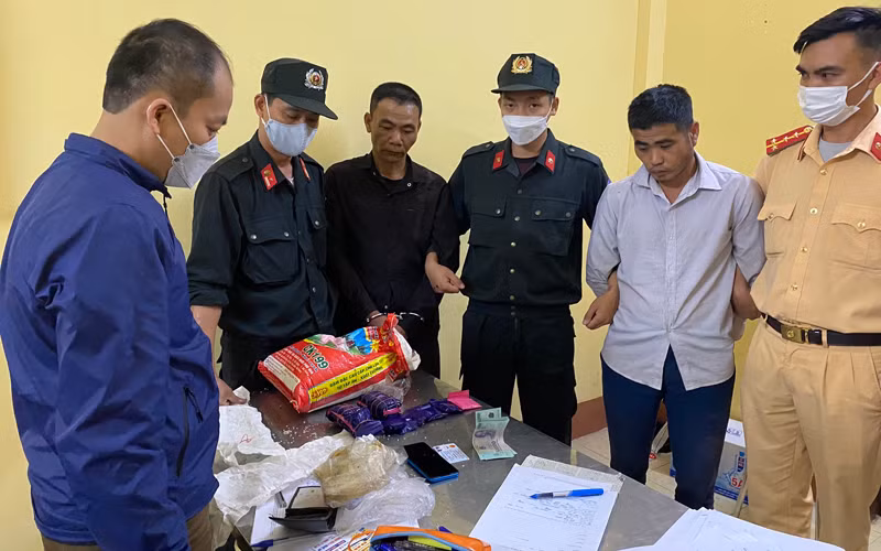 Hai đối tượng Nguyễn Hữu Kiên và Bùi Văn Luận cùng tang vật khi bị bắt giữ.
