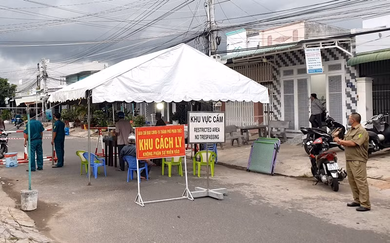 Khu dân cư thực hiện phong tỏa trên đường Nguyễn Xí, khu phố 3, phường Phú Tài, TP Phan Thiết (Bình Thuận) có 34 hộ với 124 nhân khẩu.