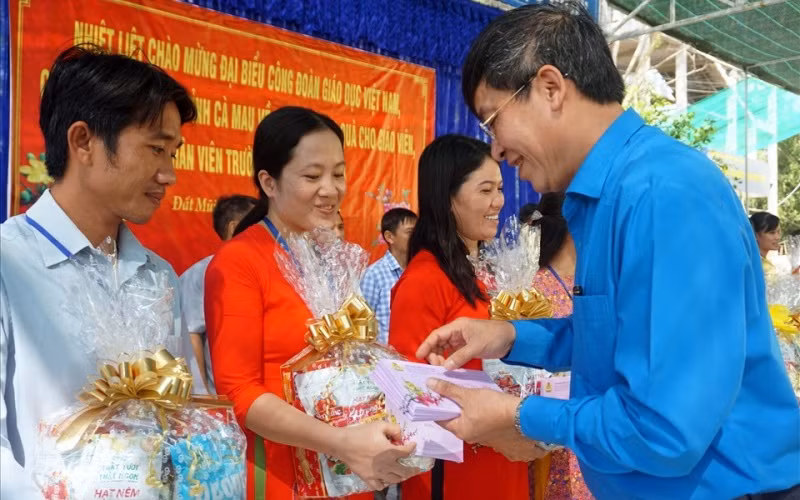 Chủ tịch Công đoàn Giáo dục Việt Nam trao quà cho giáo viên Đất Mũi, Cà Mau.