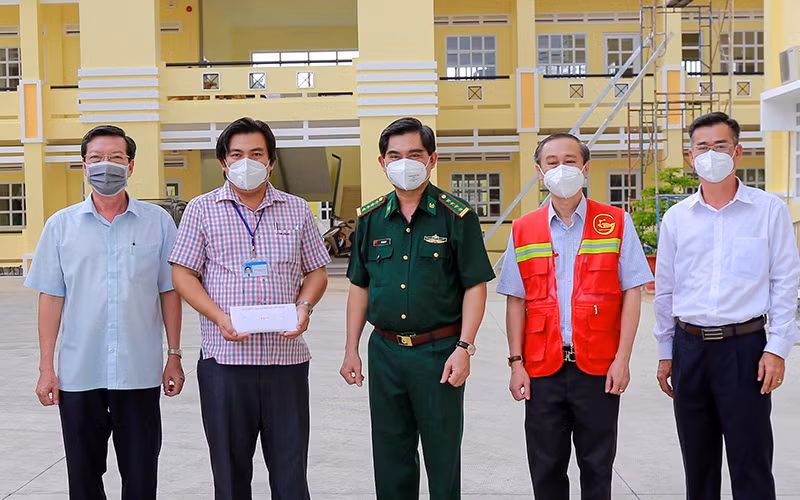 Bộ đội Biên phòng TP Hồ Chí Minh và các đơn vị thăm, hỗ trợ kinh phí tại xã Lý Nhơn, huyện Cần Giờ.