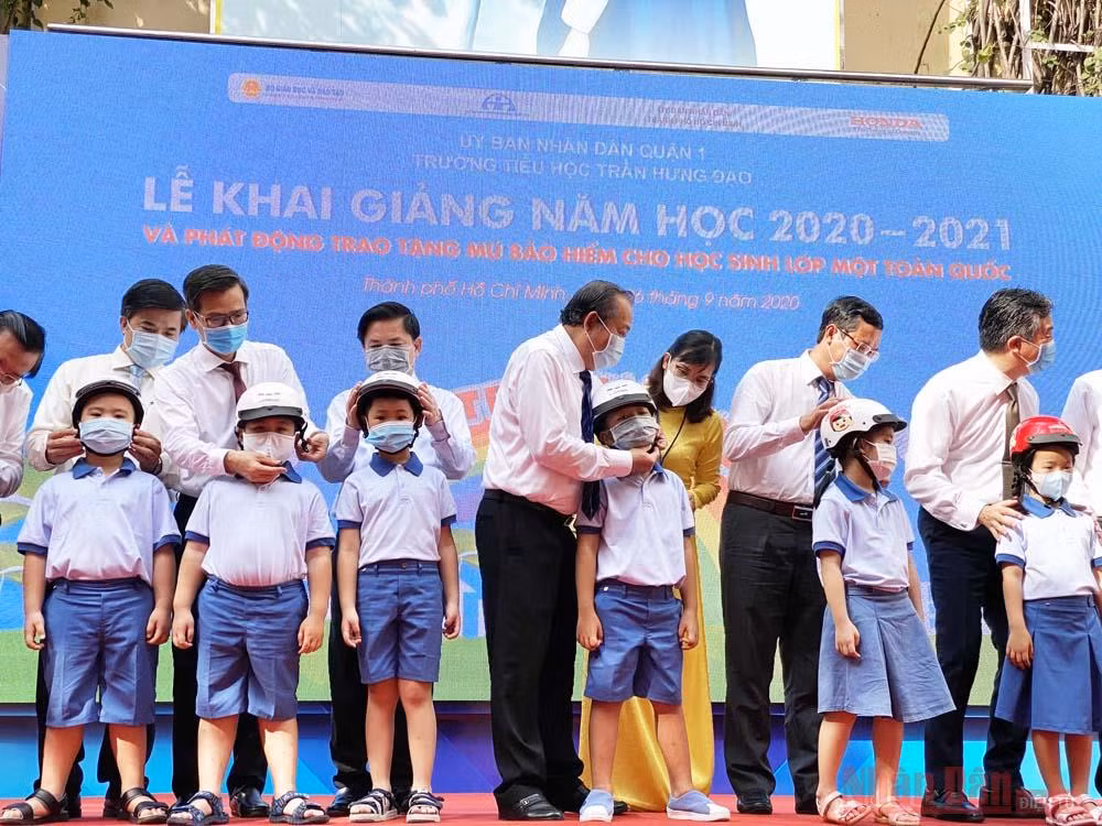 Phó Thủ tướng Trương Hoà Bình dự lễ khai giảng và trao mũ Bảo hiểm cho học sinh tiểu học -0