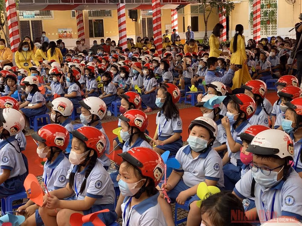 Phó Thủ tướng Trương Hoà Bình dự lễ khai giảng và trao mũ Bảo hiểm cho học sinh tiểu học -0