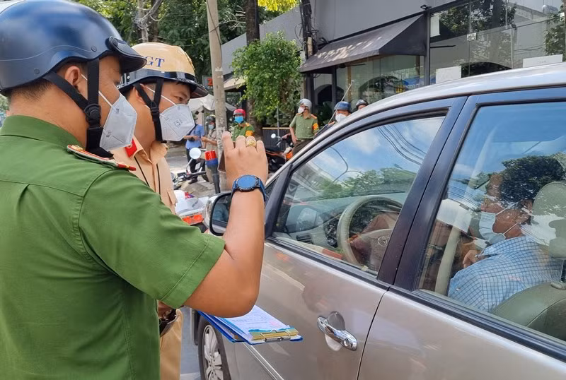  Lực lượng chức năng yêu cầu ông Chính xuống xe làm việc.