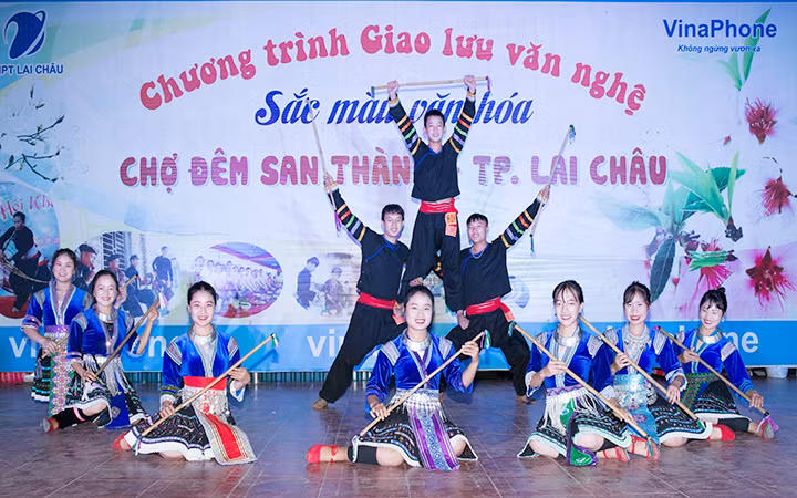 Một tiết mục giao lưu văn nghệ tại chợ đêm San Thàng.