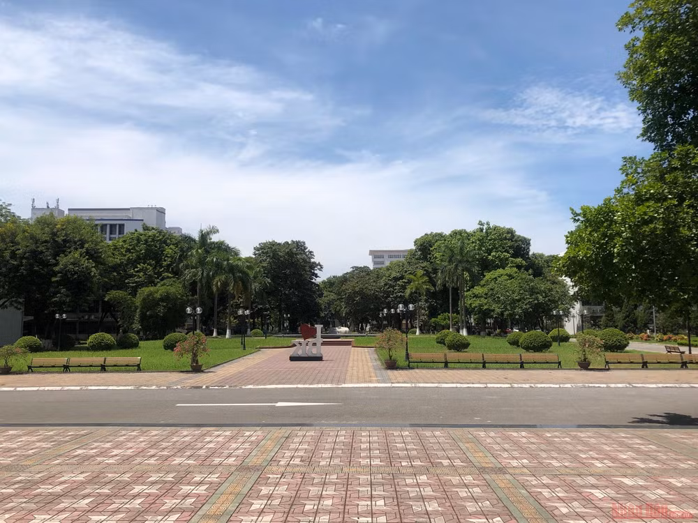 Trong khuôn viên Trường đại học Bách khoa Hà Nội. ẢNh: THUỲ LINH