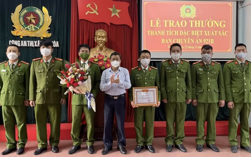 Tặng giấy khen và 10 triệu đồng cho Công an thị xã Thái Hòa. (Ảnh Hoàng Yến)
