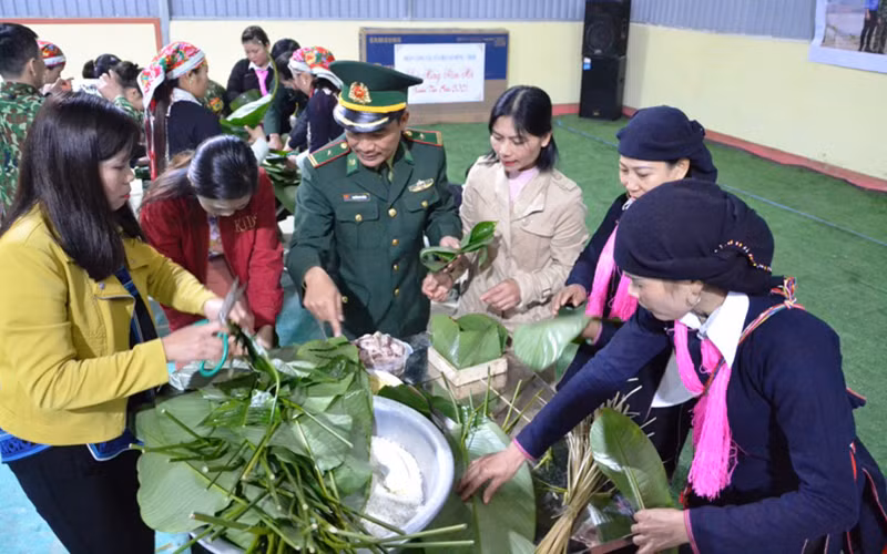 Thi gói bánh chưng tại Đồn biên phòng Trịnh Tường (Bát Xát - Lào Cai)