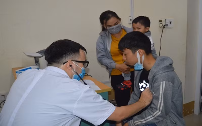 Các cán bộ y tế khám sàng lọc miễn phí cho trẻ em Yên Bái.