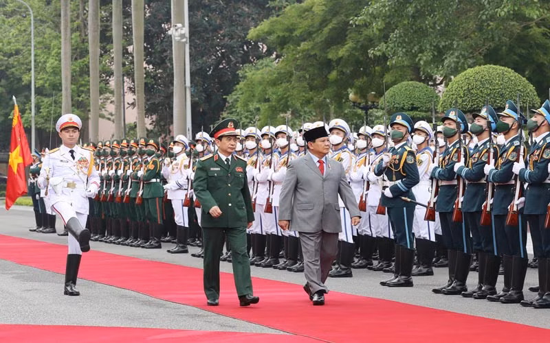  Bộ trưởng Quốc phòng Phan Văn Giang và Ngài Prabowo Subianto, Bộ Quốc phòng Indonesia, duyệt đội danh dự. (Ảnh: TRỌNG ĐỨC)