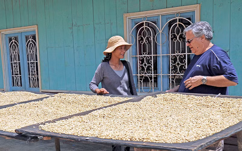 Chị Cơliêng Rolan - chủ thương hiệu K’Ho Coffee giới thiệu sản phẩm của mình cho một khách du lịch. 