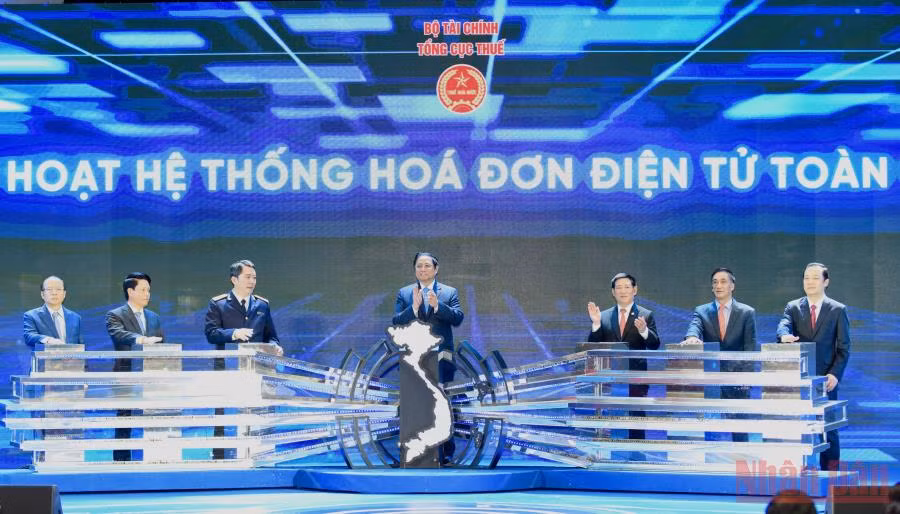 Thủ tướng Phạm Minh Chính và lãnh đạo Bộ Tài chính và Tổng cục Thuế thực hiện nghi thức kích hoạt Hệ thống Hóa đơn điện tử toàn quốc. 
