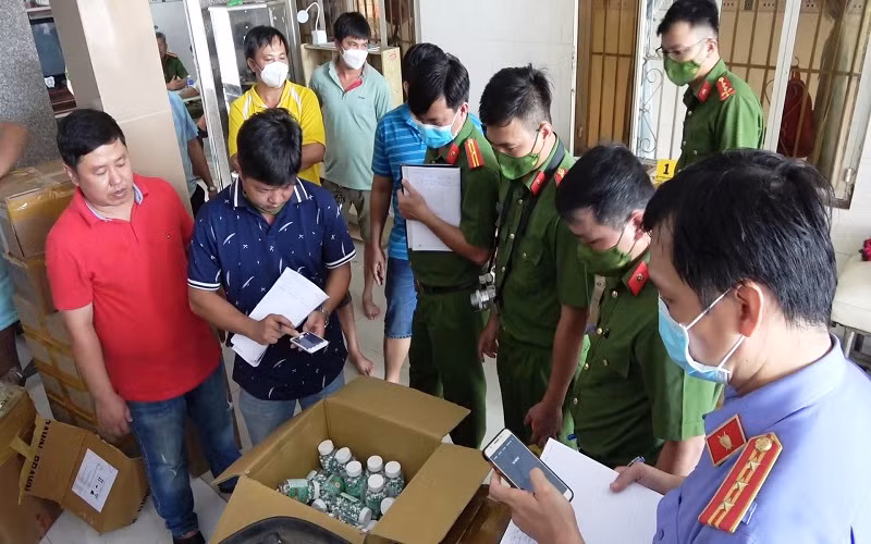 Lực lượng chức năng kiểm tra số thuốc mà đối tượng Đào Tấn Tài sản xuất giả.