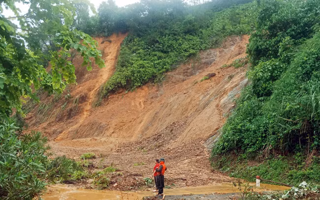 Quốc lộ 2 bị sạt lở, giao thông từ TP Hà Giang về Hà Nội ách tắc cục bộ.